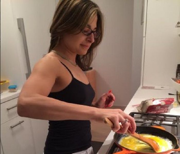 CNN correspondent Cristina Alesci preparing egg(source: businessinsider) 