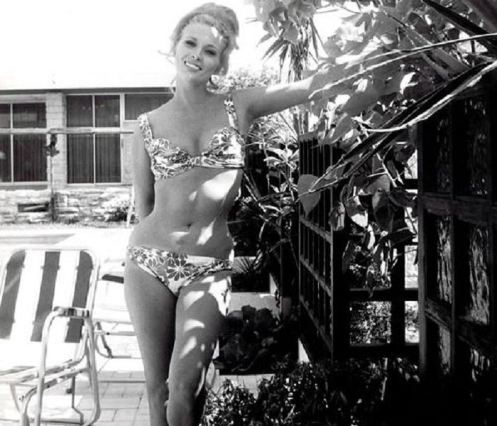 Faye Dunaway in bikini (source: pinterest) .