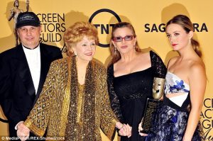 On the 85th birthday Billie Lourd remembered her late grandmom:Debbie Reynolds(her big personality). Continue reading to know more!!! 3e8a6f9600000578-4354754-family_billie_is_seen_here_with_her_uncle_todd_grandmother_debbi-a-61_1490653832503