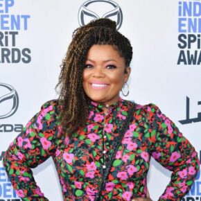 Next photo of Yvette Nicole Brown