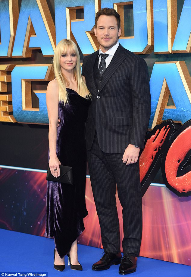 Anna Faris Ts The World A Shirtless Photo Of Chris Pratt…saying You