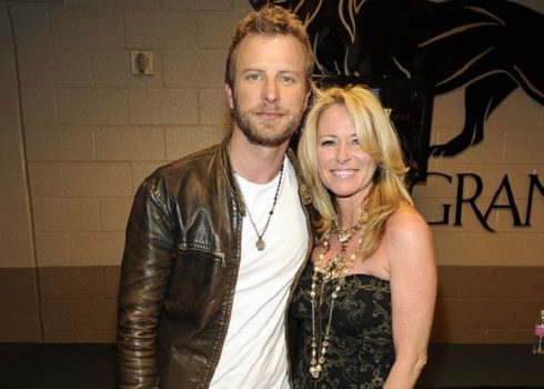 Singers Dierks Bentley and Deana Carter pose backstage – Married Biography