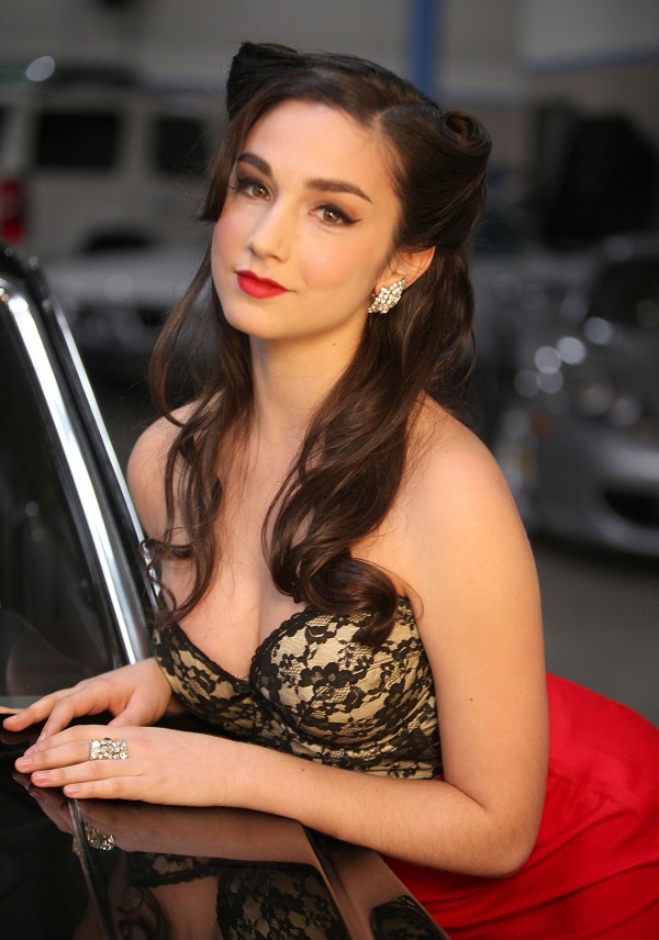 Molly Ephraim Is Replaced By Molly Mccook On Last Man Standing Read About Her And The Big Changes Here Married Biography