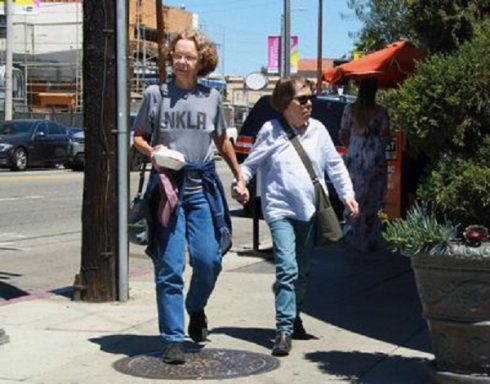 Linda Hunt And Wife Psychotherapist Karen Kline,lunching And Posing For ...