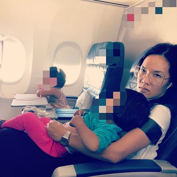 Ali Wong enjoying her flight with her toddlers! Know about her father ...