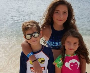 Jacob Tremblay, Emma and Erica enjoying in a beach – Married Biography