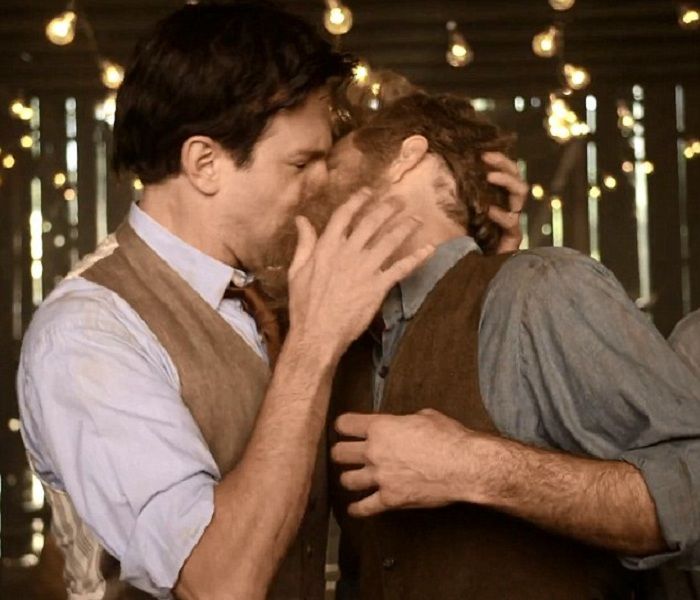 Jason Sudeikis kisses Will Forte (source: dailymail) .