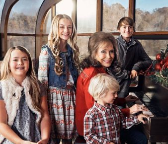 Loretta Lynn With Her Kids Married Biography   Loretta Lynn With Her Kids 338x290 