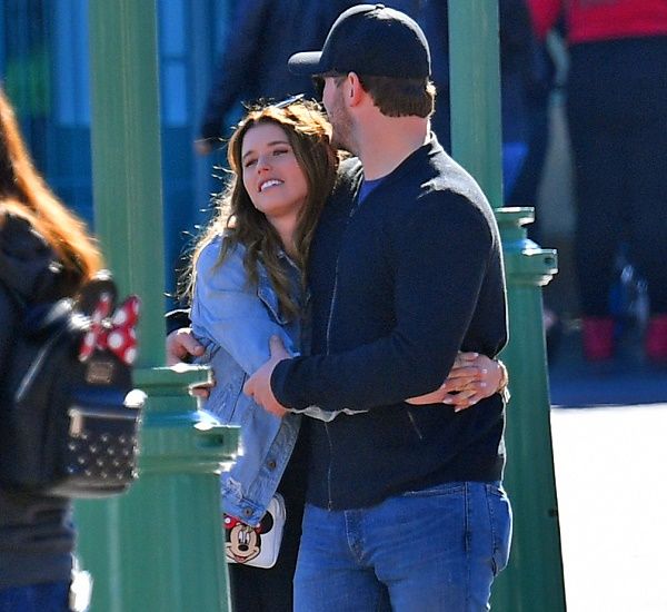 Chris Pratt says “If Only We Could Love Life The Way This Pig Loves Apples” to his newly married wife Katherine Schwarzenegger! Celebrity Pregnancy