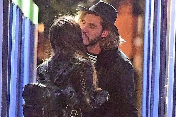 Katya Jones kissing Seann Walsh – Married Biography