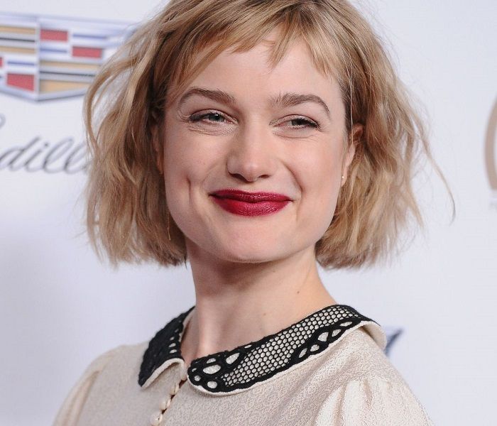 Alison-Sudol-with-red-lipsticks(Source: Twitter) .