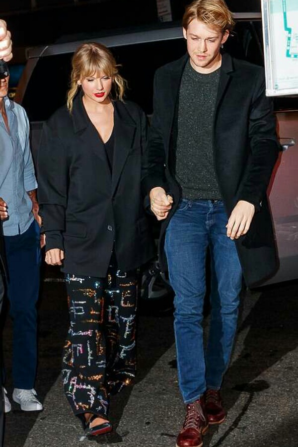 singer-taylor-swift-spotted-holding-hands-with-boyfriend-joe-alwyn-on-a