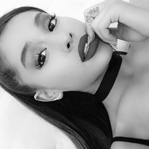 The tattoo fan Ariana Grande has new tattoos inked on her hand! Know ...