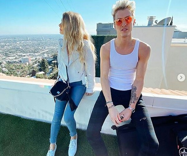 Demi Burnett is dating LA musician Slater Davis! – Married Biography