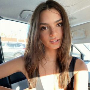 Emily Ratajkowski does a successful layered haircut on herself at home ...