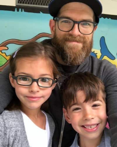 Foto de Timothy Simons  seu(sua) Filho Filha  Marty Simon & Hopper Simons