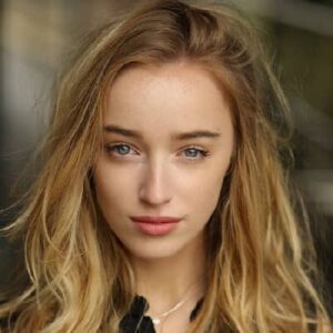 Phoebe Dynevor Bio, In Relation, Net Worth, Ethnicity, Boyfriend