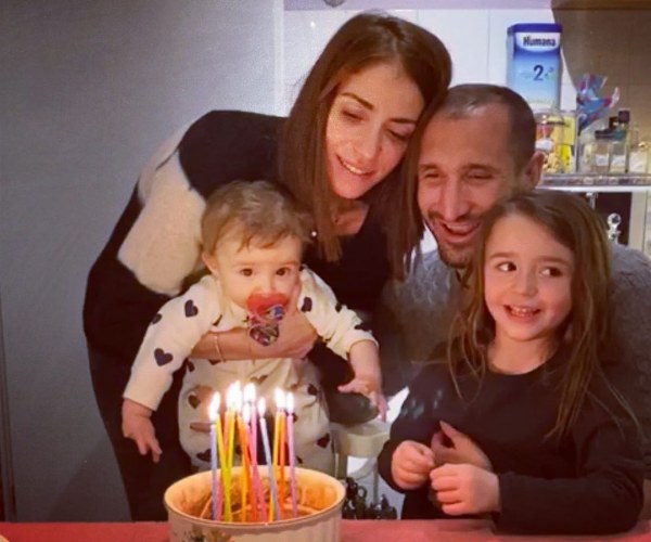 Carolina Bonistalli and Giorgio Chiellini with their daughters