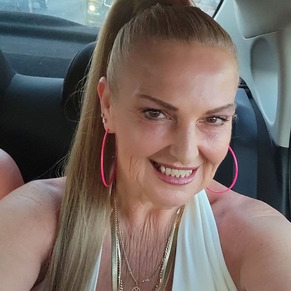 Angela Deem looks a bombshell after losing 90 lbs through liposuction! Angela Deem new look after weight loss