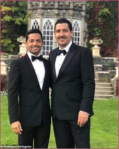 Jonathan Knight Bio: Affair, Married, Wife, Net Worth, Age, Ethnicity ...