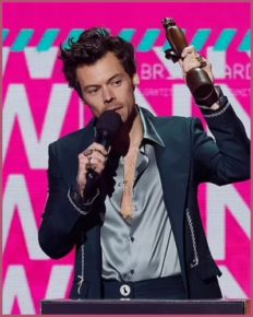 One Direction Fans Go Crazy As Harry Styles Thanks His Former Bandmates ...