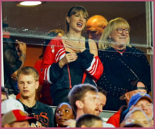 Travis Kelce’s Mom, Donna, Flies Economy While Attending Chiefs Game in ...