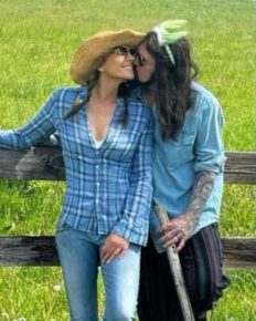 Billy Ray Cyrus is dating Elizabeth Hurley!